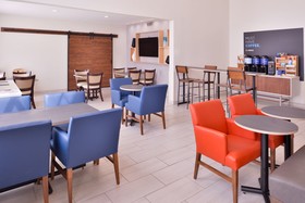 Holiday Inn Express & Suites Farmington Bloomfield