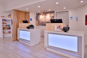 Holiday Inn Express & Suites Farmington Bloomfield