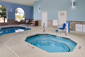 Holiday Inn Express & Suites Farmington Bloomfield