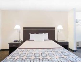 Days Inn by Wyndham Hobbs