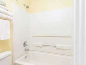 Super 8 by Wyndham Moriarty