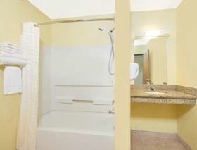 Super 8 by Wyndham Moriarty