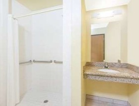 Super 8 by Wyndham Moriarty