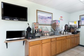 Super 8 by Wyndham Raton