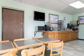 Super 8 by Wyndham Raton