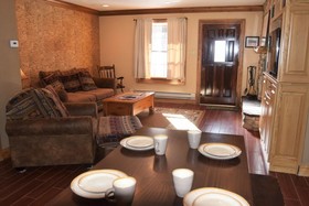 Claim Jumper Townhouse