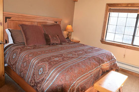 Claim Jumper Townhouse