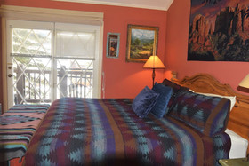 Claim Jumper Townhouse