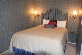 Claim Jumper Townhouse