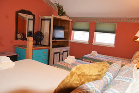 Claim Jumper Townhouse