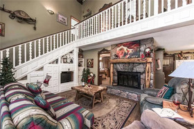 Tis Holiday Haus