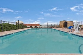 Days Inn & Suites by Wyndham Santa Rosa