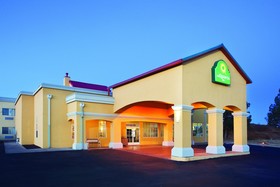 Days Inn & Suites by Wyndham Santa Rosa