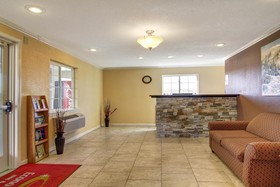 Econo Lodge Inn & Suites