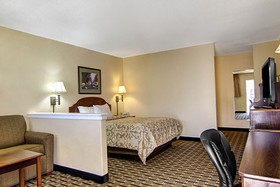 Econo Lodge Inn & Suites