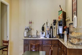 Econo Lodge Inn & Suites