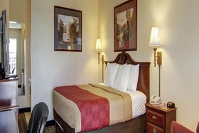 Econo Lodge Inn & Suites