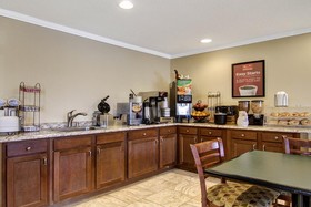 Econo Lodge Inn & Suites