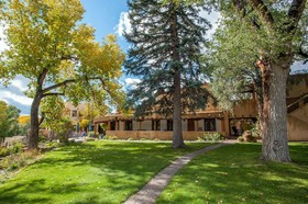 Inn on La Loma Plaza