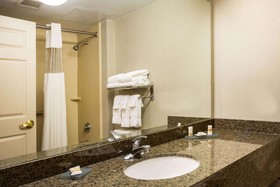 La Quinta Inn & Suites by Wyndham Islip - MacArthur Airport