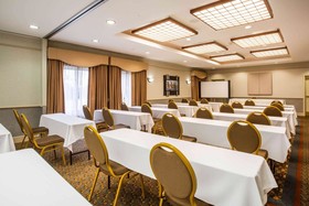 La Quinta Inn & Suites by Wyndham Islip - MacArthur Airport