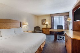 La Quinta Inn & Suites by Wyndham Islip - MacArthur Airport