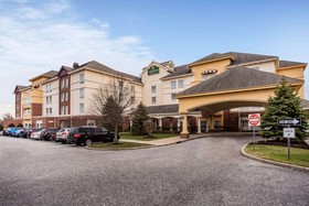 La Quinta Inn & Suites by Wyndham Islip - MacArthur Airport