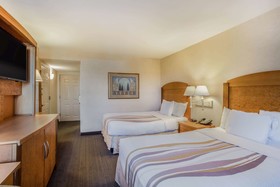 La Quinta Inn & Suites by Wyndham Islip - MacArthur Airport