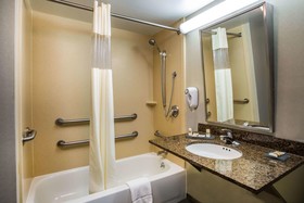 La Quinta Inn & Suites by Wyndham Islip - MacArthur Airport