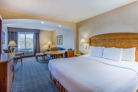 La Quinta Inn & Suites by Wyndham Islip - MacArthur Airport