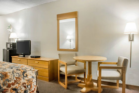 Econo Lodge Darien Lakes