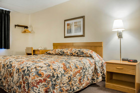 Econo Lodge Darien Lakes