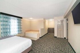 La Quinta Inn & Suites by Wyndham Latham Albany Airport