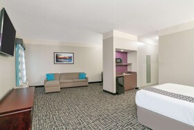 La Quinta Inn & Suites by Wyndham Latham Albany Airport