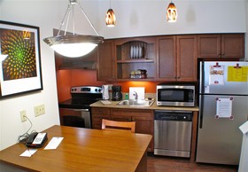 Albany Airport Inn & Suites