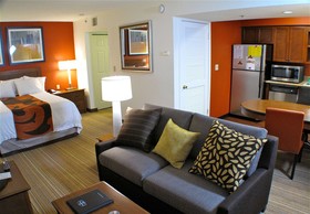 Albany Airport Inn & Suites