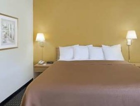 Howard Johnson by Wyndham Newburgh/West Point