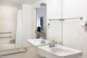 Howard Johnson by Wyndham Newburgh/West Point