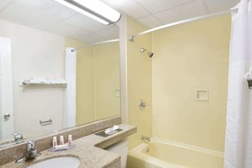 Howard Johnson by Wyndham Newburgh/West Point