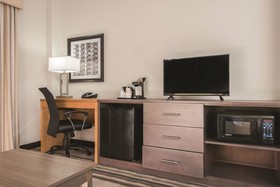 La Quinta Inn & Suites by Wyndham Brooklyn East