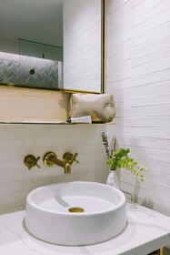 The Merchant Hotel, Sonder