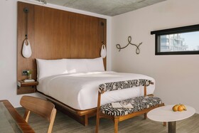 The Merchant Hotel, Sonder