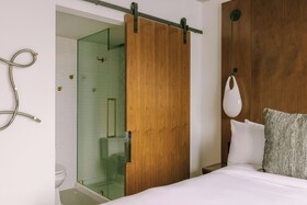 The Merchant Hotel, Sonder