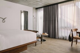 The Merchant Hotel, Sonder