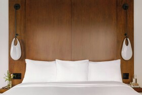 The Merchant Hotel, Sonder