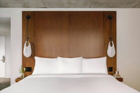 The Merchant Hotel, Sonder