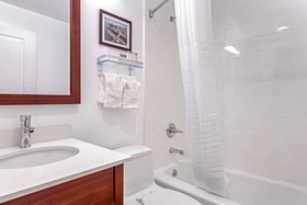 Avion Inn Near LGA Airport, Ascend Hotel Collection