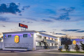 Super 8 by Wyndham Lindenhurst