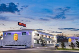 Super 8 by Wyndham Lindenhurst