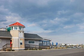 Super 8 by Wyndham Lindenhurst